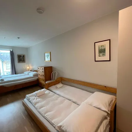 Spacious - Prime Location - Elevator *